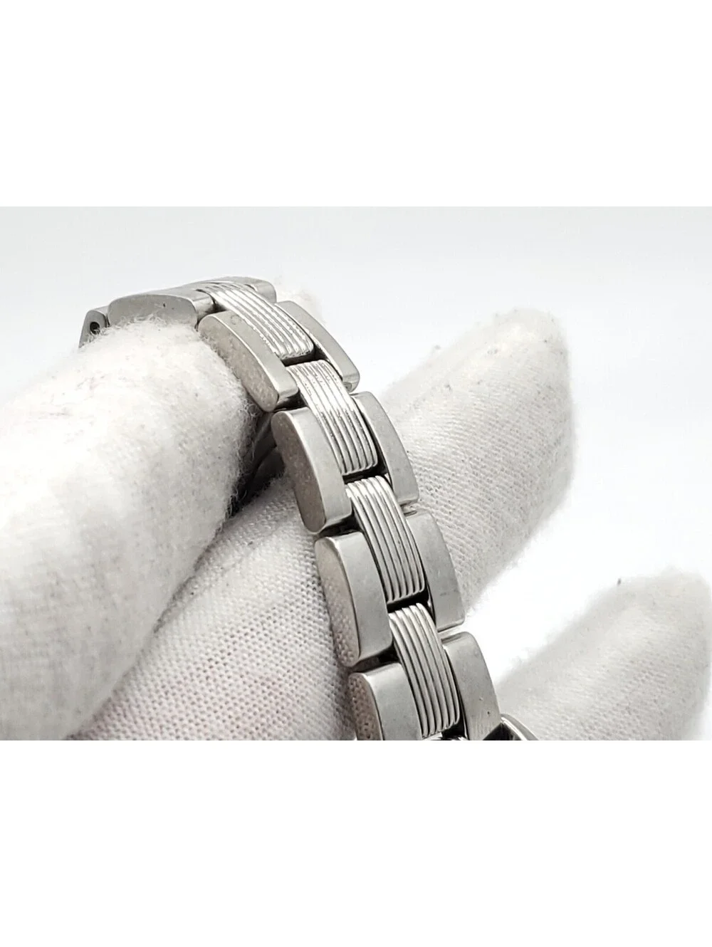 Kenneth Cole Quartz Womens Watch New Battery Silver Tone 22mm